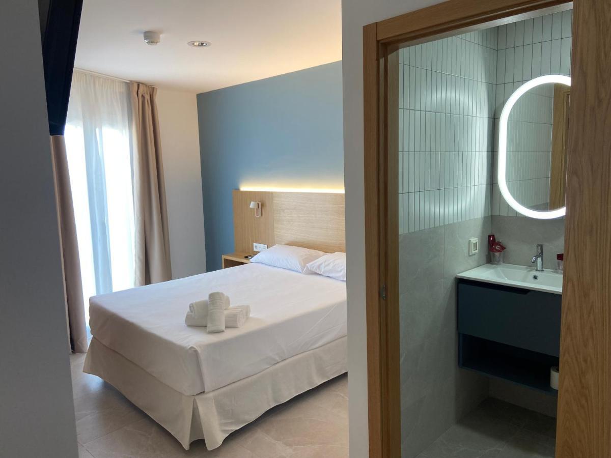 Rio Salado Conil Hostal โกนิล เด ลาฟรอนเตรา ภายนอก รูปภาพ
