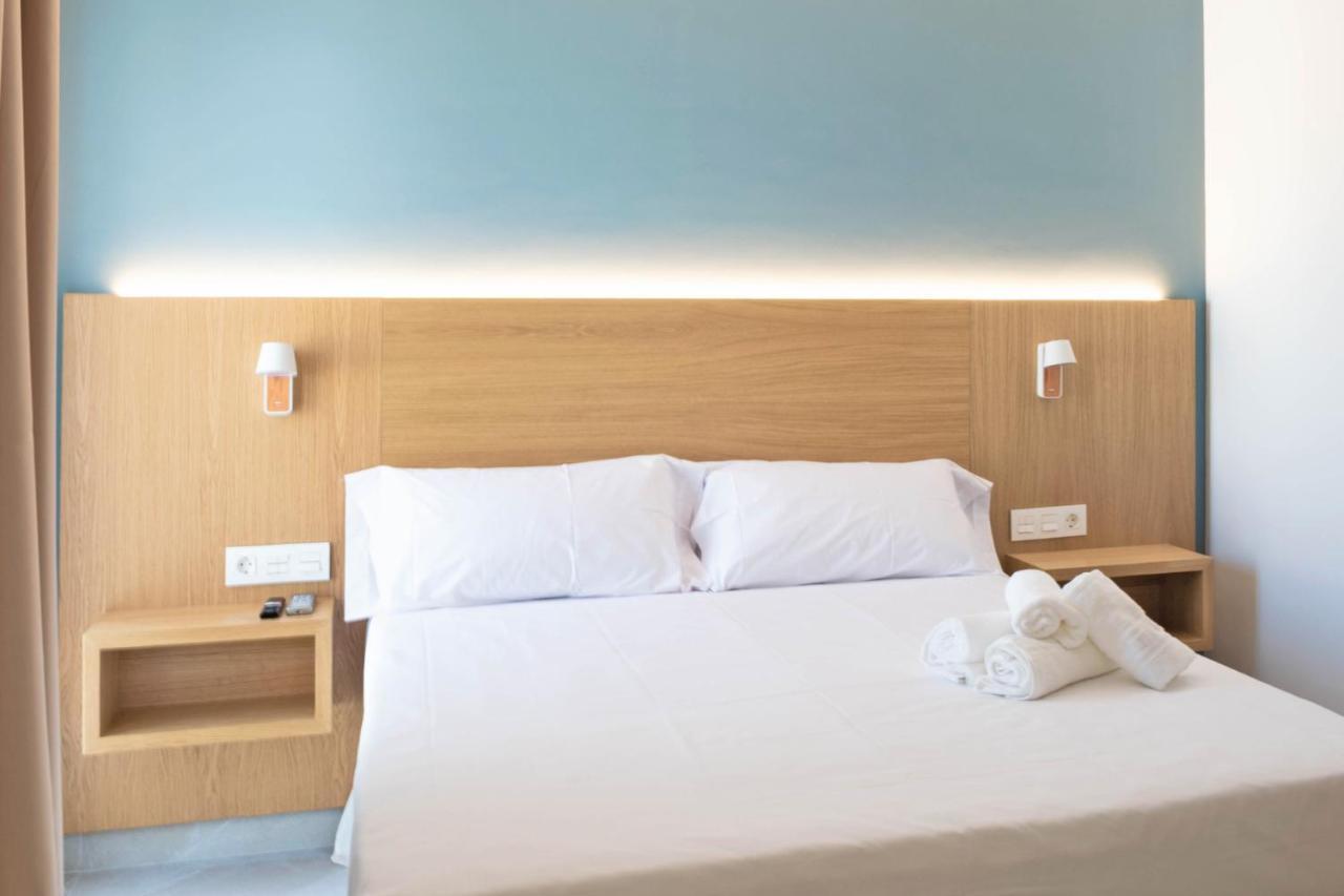 Rio Salado Conil Hostal โกนิล เด ลาฟรอนเตรา ภายนอก รูปภาพ