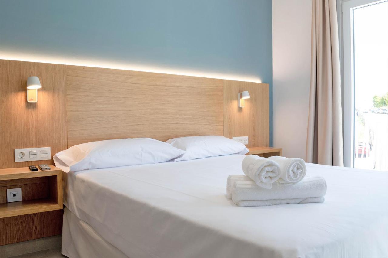 Rio Salado Conil Hostal โกนิล เด ลาฟรอนเตรา ภายนอก รูปภาพ