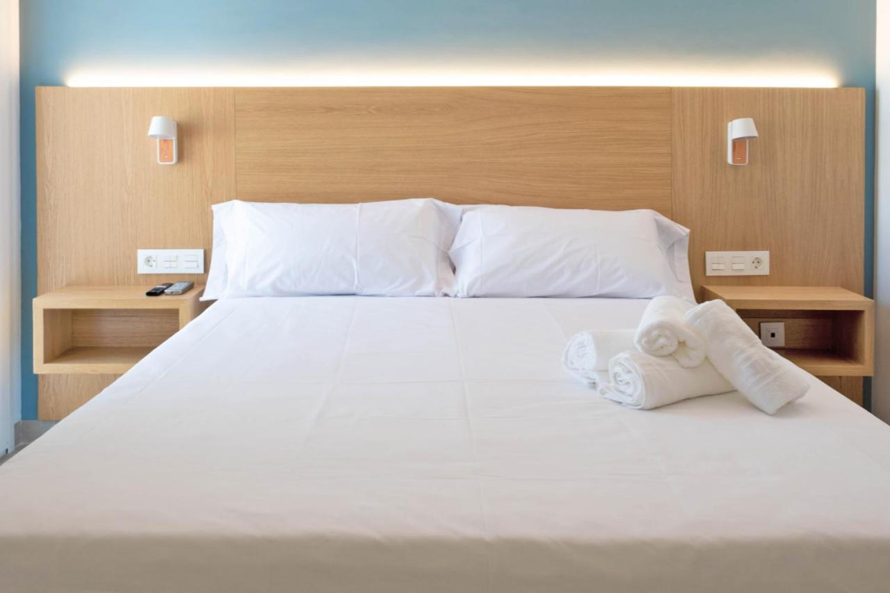 Rio Salado Conil Hostal โกนิล เด ลาฟรอนเตรา ภายนอก รูปภาพ