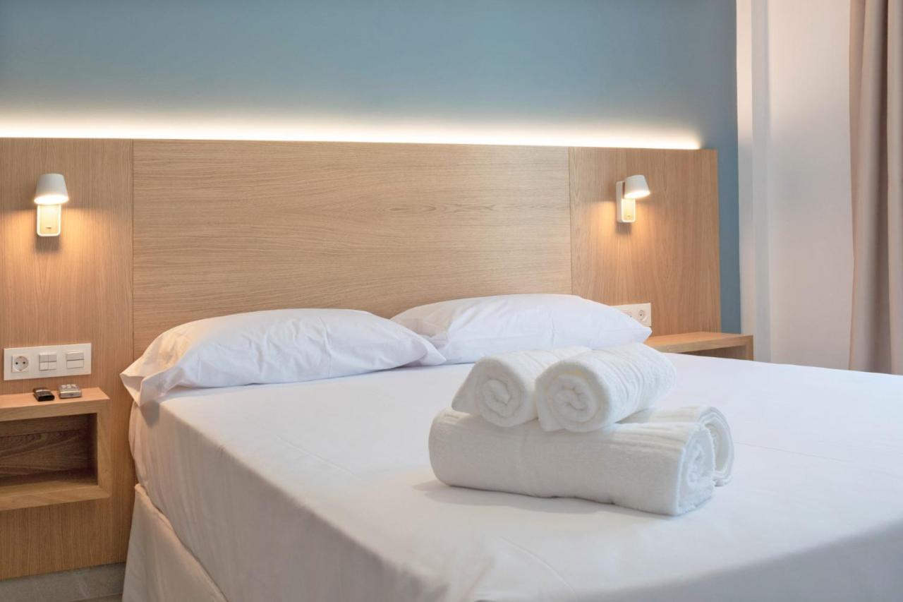 Rio Salado Conil Hostal โกนิล เด ลาฟรอนเตรา ภายนอก รูปภาพ