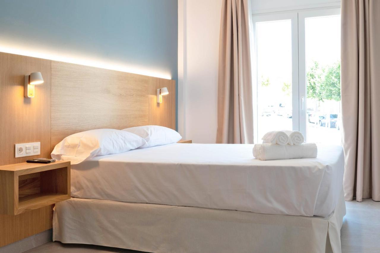 Rio Salado Conil Hostal โกนิล เด ลาฟรอนเตรา ภายนอก รูปภาพ