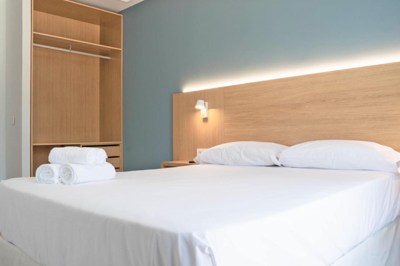 Rio Salado Conil Hostal โกนิล เด ลาฟรอนเตรา ภายนอก รูปภาพ