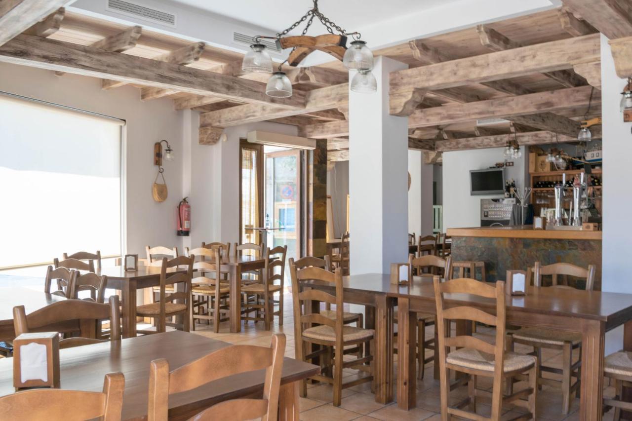 Rio Salado Conil Hostal โกนิล เด ลาฟรอนเตรา ภายนอก รูปภาพ