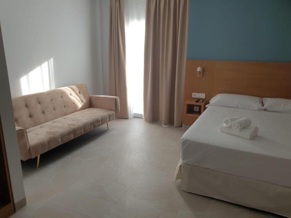 Rio Salado Conil Hostal โกนิล เด ลาฟรอนเตรา ภายนอก รูปภาพ