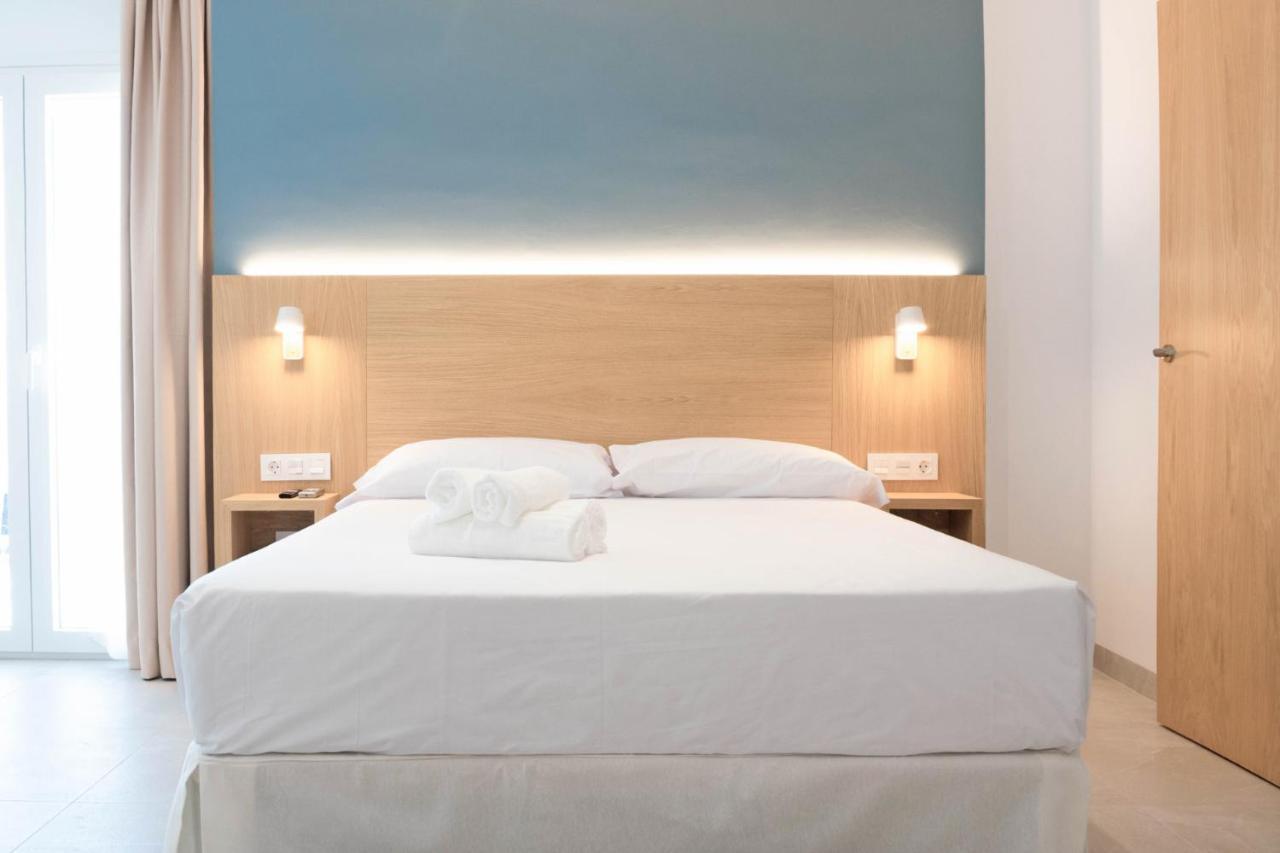 Rio Salado Conil Hostal โกนิล เด ลาฟรอนเตรา ภายนอก รูปภาพ